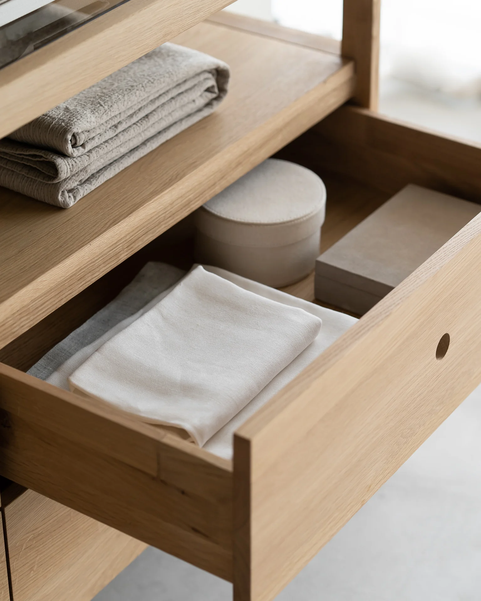 Spindle Solid Oak Dresser - Image 5